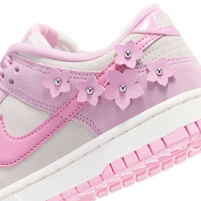 WMNS Nike Dunk Low SE Femme (Pink Rise/Pink Rise/Sail)